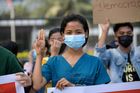 Lidé v Myanmaru už třetí den protestují proti převratu. Povzbuzují se gestem z filmu