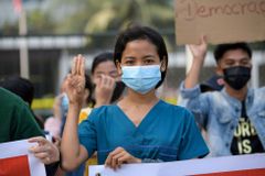 Lidé v Myanmaru už třetí den protestují proti převratu. Povzbuzují se gestem z filmu