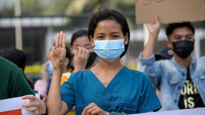 Lidé v Myanmaru už třetí den protestují proti převratu. Povzbuzují se gestem z filmu