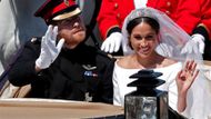 Kromě britské královské rodiny či matky Meghan, Dorie Raglandové, dorazilo také množství celebrit. Mezi nimi například Oprah Winfreyová, Idris Elba, George Clooney se svou ženou Amal, manželé Beckhamovi, James Blunt, Elton John s manželem či Serena Williamsová.