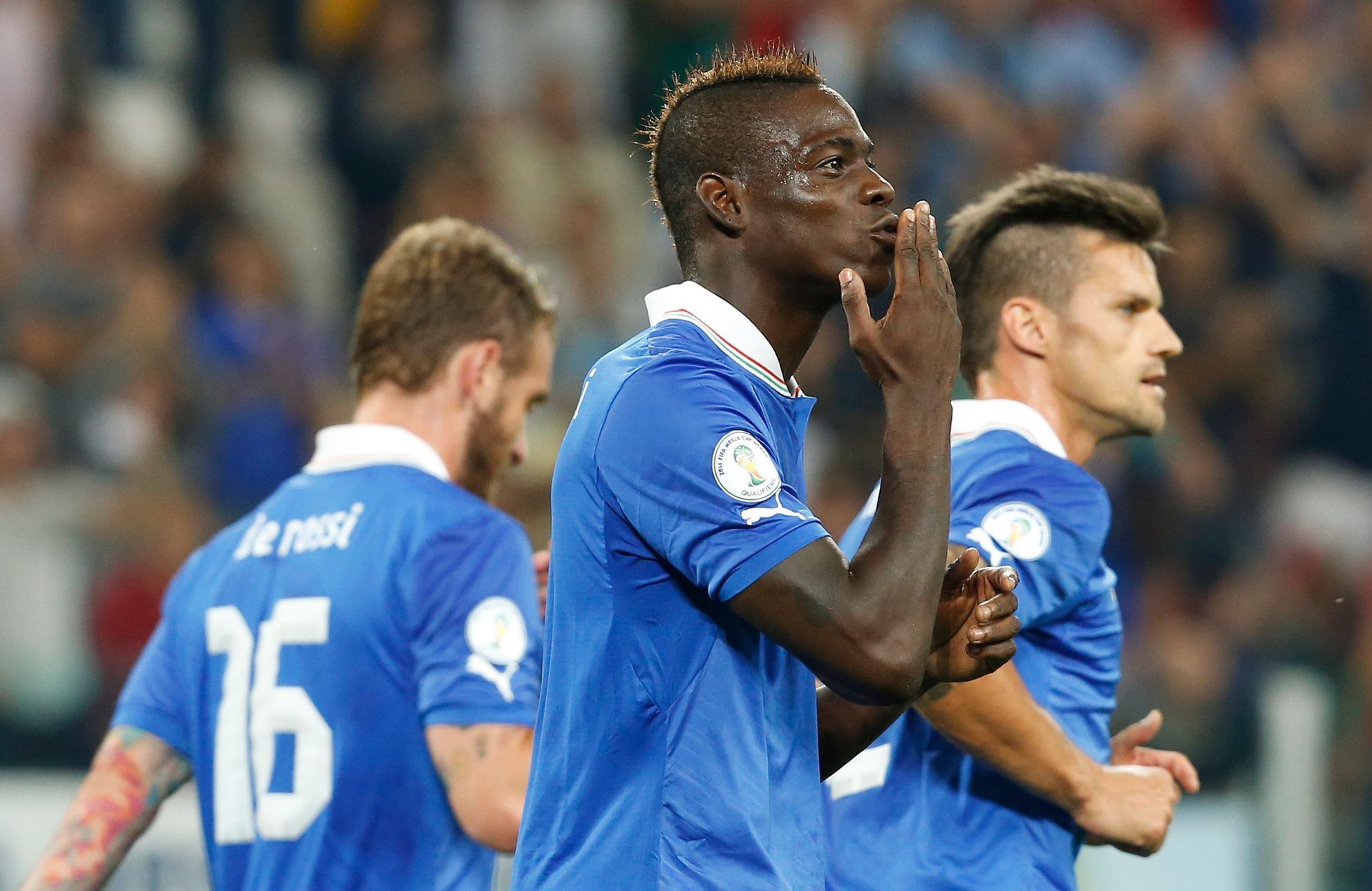 Fotbal, kvalifikace MS: Itálie - Česko: Mario Balotelli slaví proměněnou penaltu na 2:1