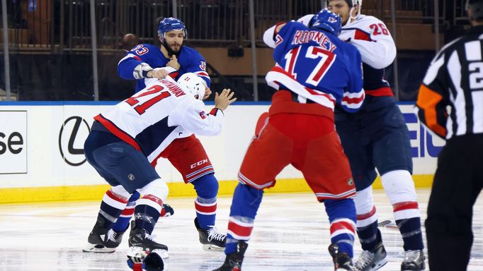 Utkání mezi Rangers a Capitals začalo hromadnou bitkou.