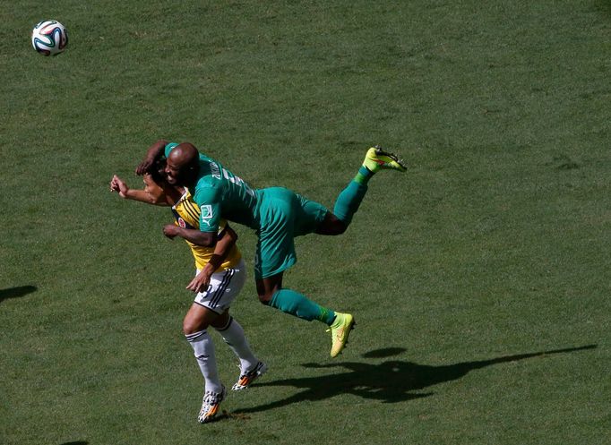 Colombia's Teofilo Gutierrez and Ivory Coast's Didier Zokora (R) fight for the ball during their 2014 World Cup Group C soccer match at the Brasilia national stadium in B