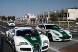 Policie v Dubaji má v garážích samé pěkné 'kousky", mj. i Bugatti Veyron, Ferrari FF či Bentley Continental.