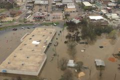 Při záplavách v americké Louisianě zahynulo nejméně deset lidí, zasaženo bylo 40 tisíc domů