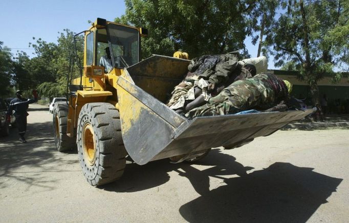 Služba odváží padlé po bitvě mezi vojáky a rebely bagrem. Čad; 7. února 2008