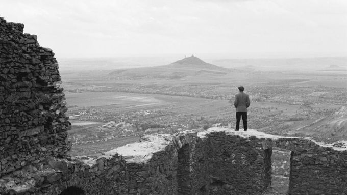 Románový Svatý Jiří leží na kopci vysoko nad civilizací. Na ilustrační fotografii je pohled ze zříceniny hradu Košťálov na hrad Hazmburk.