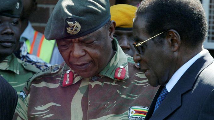 Robert Mugabe a generál Constantino Chiwenga na snímku z roku 2008.