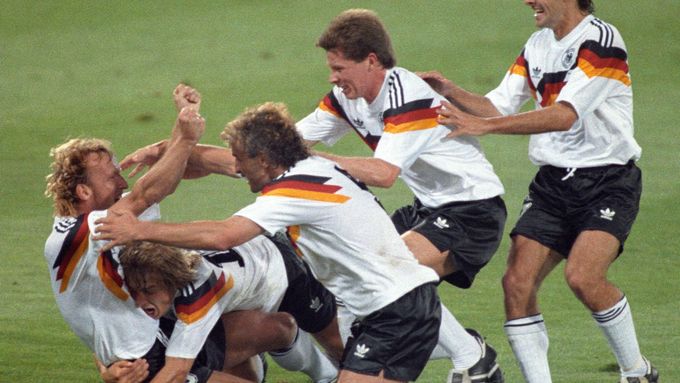 Německo v šoku. Zemřel muž, který rozhodl finále fotbalového šampionátu v roce 1990