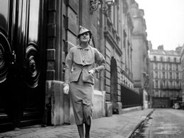 Coco Chanel se učila šít u jeptišek. Z prosté švadleny ikonou i díky milencům