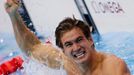 Americký plavec Nathan Adrian slaví vítězství v závodě na 100 metrů volným stylem na OH 2012 v Londýně.