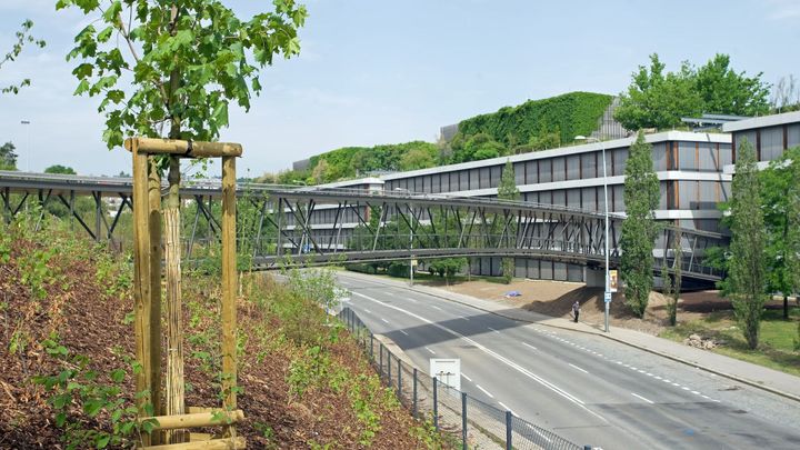 Střešní běžecká dráha a 26 km geotermálních vrtů. ČSOB ukázala novou obří centrálu