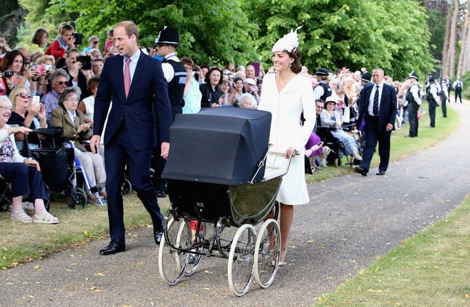 Princ William a vévodkyně Catherine s dětmi přicházejí do kostela v Sandringhamu, kde se konal křest jejich dcery Charlotte.