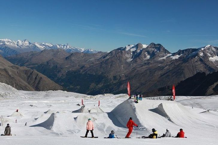 Nádherný snowpark na ledovci, Saas- Fee, Švýcarsko