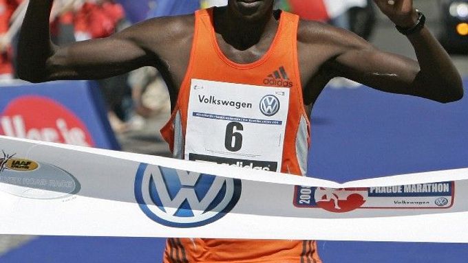 Keňan Kenneth Mungara v cíli Pražského mezinárodního maratonu.