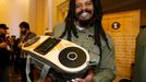 Syn zpěváka Boba Marleyho Rohan představuje na CES 2012 hudební přístroj Bag of Rhythm. Jde o přenosnou reprosoustavu, která se dá připojit k iPhonu nebo iPodu. Včetně bavlněných popruhů přijde hudbymilovné zákazníky na 350 dolarů.