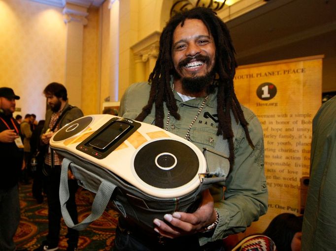 Syn zpěváka Boba Marleyho Rohan představuje na CES 2012 hudební přístroj Bag of Rhythm. Jde o přenosnou reprosoustavu, která se dá připojit k iPhonu nebo iPodu. Včetně bavlněných popruhů přijde hudbymilovné zákazníky na 350 dolarů.