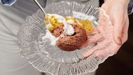 Mezi nejoblíbenější jídla, která Nikola připravuje v rámci degustačních večeří, patří čokoládová pěna.
