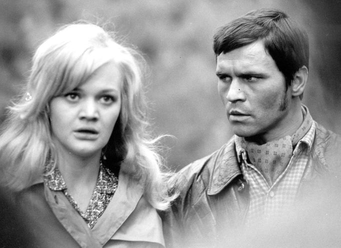 Hana Brejchová a Václav Postránecký ve filmu Po stopách krve z roku 1969.