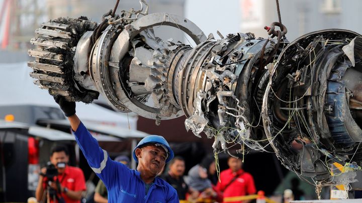 Potápěči našli druhou černou skříňku zříceného indonéského letounu Lion Air