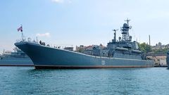 Ruská válečná loď v přístavu Sevastopol na Krymu.