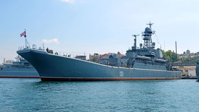 Ruská loď v krymském přístavu Sevastopol.