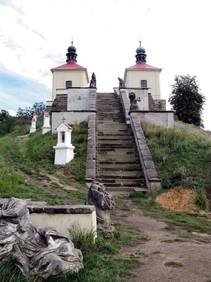 Vrch s obnovenou křížovou cestou, kaplí i s obnoveným schodištěm.