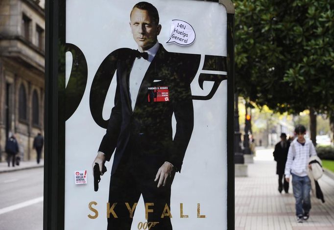 Stickers calling for a general strike sit on an advert of the James Bond's movie "Skyfall" in Oviedo, November 12, 2012. Spain's two largest labour unions had called a general strike for November 14, the second against the conservative government since they took power in December and coinciding with industrial action in Portugal on the same day. The stickers read "14N General Strike". REUTERS/Eloy Alonso (SPAIN - Tags: POLITICS BUSINESS EMPLOYMENT) Published: Lis. 12, 2012, 4:55 odp.