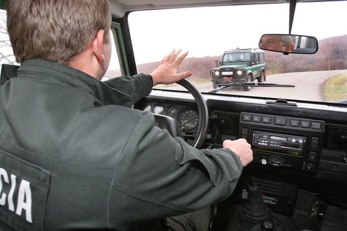 Slovenští pohraničníci dostali nové džípy - Land Rovery a Mercedesy, celkem 62 kusů. "Jsou dobrá, ale to, co projela lehká Lada Niva, tyhle auta nezvládnou," hodnotí novou techniku hraničář Tomáš Kolesár.