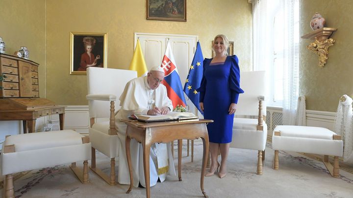 Fotografie papeže na Slovensku: Přijal dary od Čaputové, ocenil chleba se solí; Zdroj foto: Vatican Media/­Handout via REUTERS