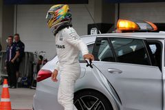 Hamilton boural, přesto kvalifikaci v Brazílii ovládl Mercedes. Bottas byl nad síly soupeřů