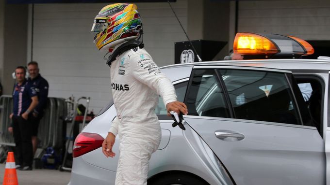Takhle si Lewis Hamilton návrat do boxů v Sao Paulu určitě nepředstavoval. Po havárii tam přijel v lékařském voze.