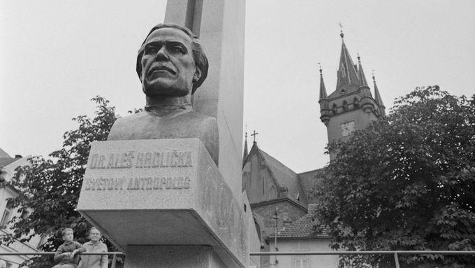 Pomník antropologa dr. Aleše Hrdličky byl k jeho 100. výročí narození odhalen v rodném městě Humpolci (foto z r. 1969).
