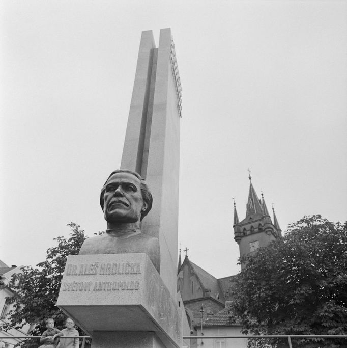 Pomník antropologa dr. Aleše Hrdličky byl k jeho 100. výročí narození odhalen v rodném městě Humpolci (foto z r. 1969).