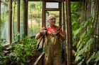 Výsadbou květin proti hamižným. Film Zahradníkův rok táhne charisma Kaisera s Vokatou