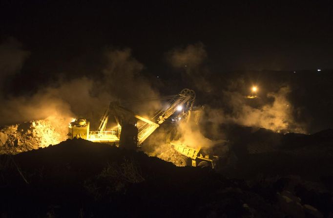 A truck is loaded with top soil at the Jharia burning coal field at Dhanbad district in the eastern Indian state of Jharkhand September 17, 2012. With oil and gas output disappointing and hydropower at full throttle, Asia's third-largest economy still relies on coal for most of its vast energy needs. About 75 percent of India's coal demand is met by domestic production and, according to government plans, that won't change over the next five years. Picture taken September 17, 2012. To match INDIA-COAL/ REUTERS/Ahmad Masood (INDIA - Tags: BUSINESS EMPLOYMENT ENERGY SOCIETY ENVIRONMENT) Published: Říj. 21, 2012, 10:06 odp.