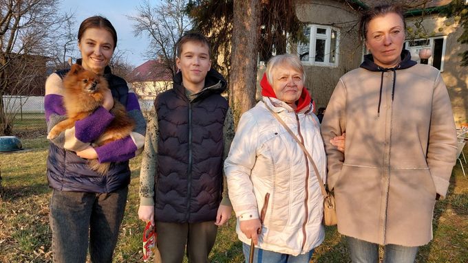 Dvacetiletá Maria, třináctiletý Dimitrij, dvaasedmdesátiletá Ludmila a maminka Natalia ve Starém Městě.