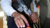 Irácký policista si močí prst do nesmazatelného inkoustu během voleb v Basře, 549 km jižně od Bagdádu.
