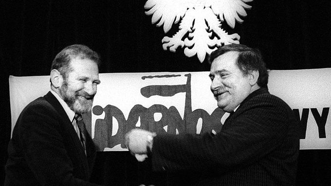 Bronislaw Geremek (vlevo) na archivním snímku z dubna 1989 s vůdcem Hnutí Solidarita Lechem Walesou.