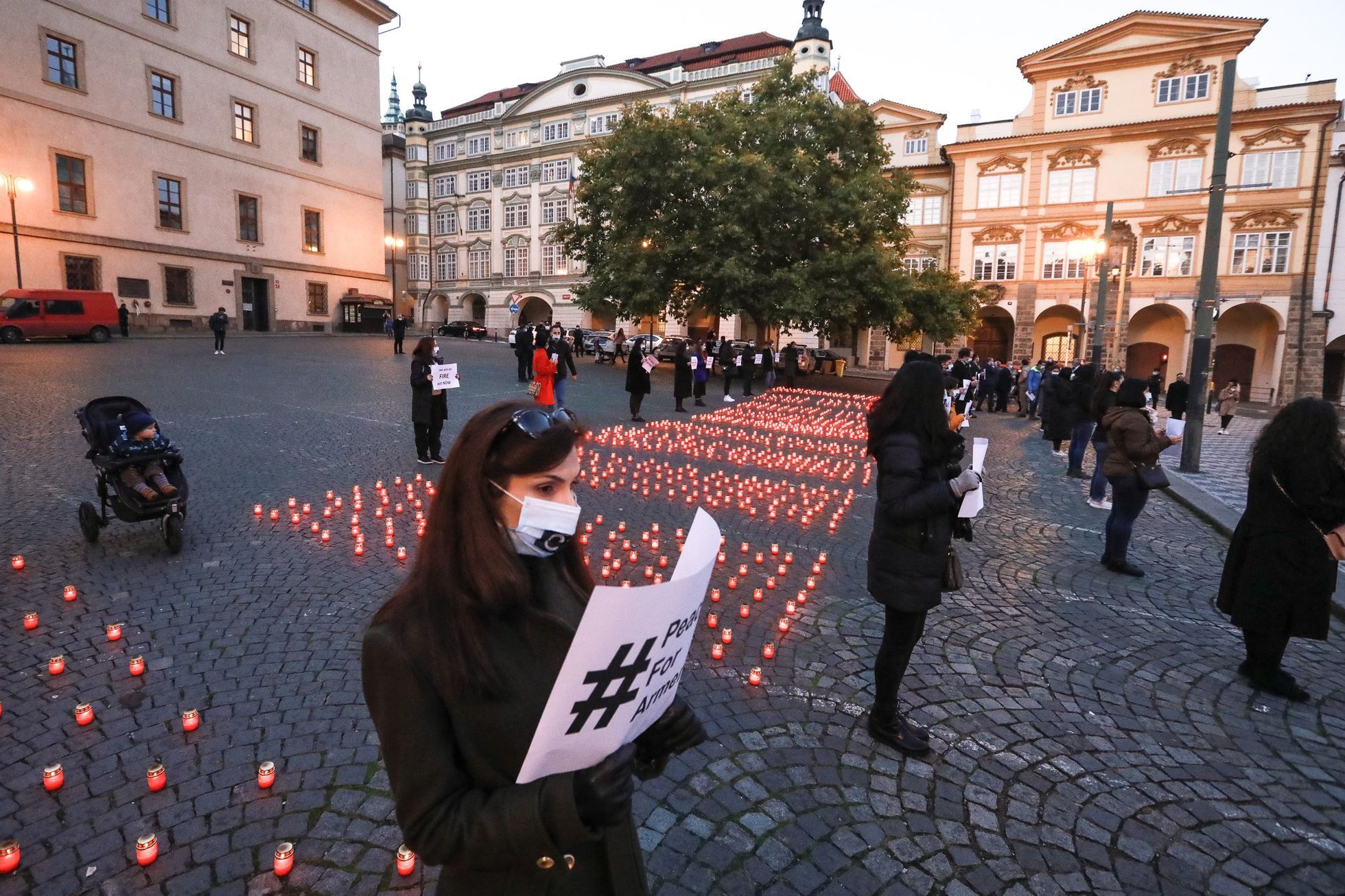 Tichý protest proti válce v Arménii a uctění památky jejích obětí, Praha, Malostranské náměstí