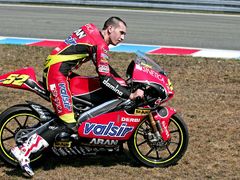 Bez rukavic a přilby zamířil Pešek do boxů.