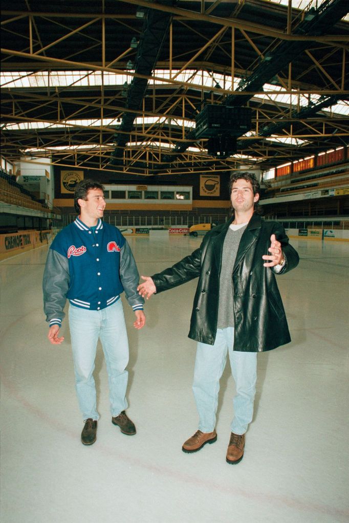 Hokejisté,kteří hrají v severoamerické NHL, po návratu do ČR Na sn. Zleva Martin Ručinský plus Robert Lang na ledě zimního stadionu