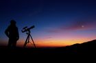 Oblohu v noci ozářil jasný meteor, úlomky mohly dopadnout na zem