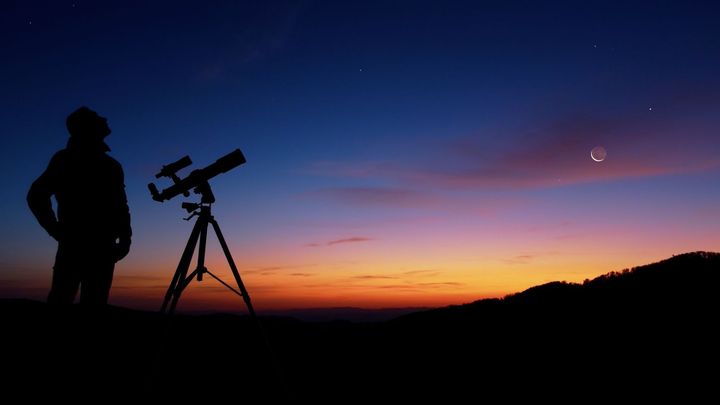 Oblohu v noci ozářil jasný meteor, úlomky mohly dopadnout na zem