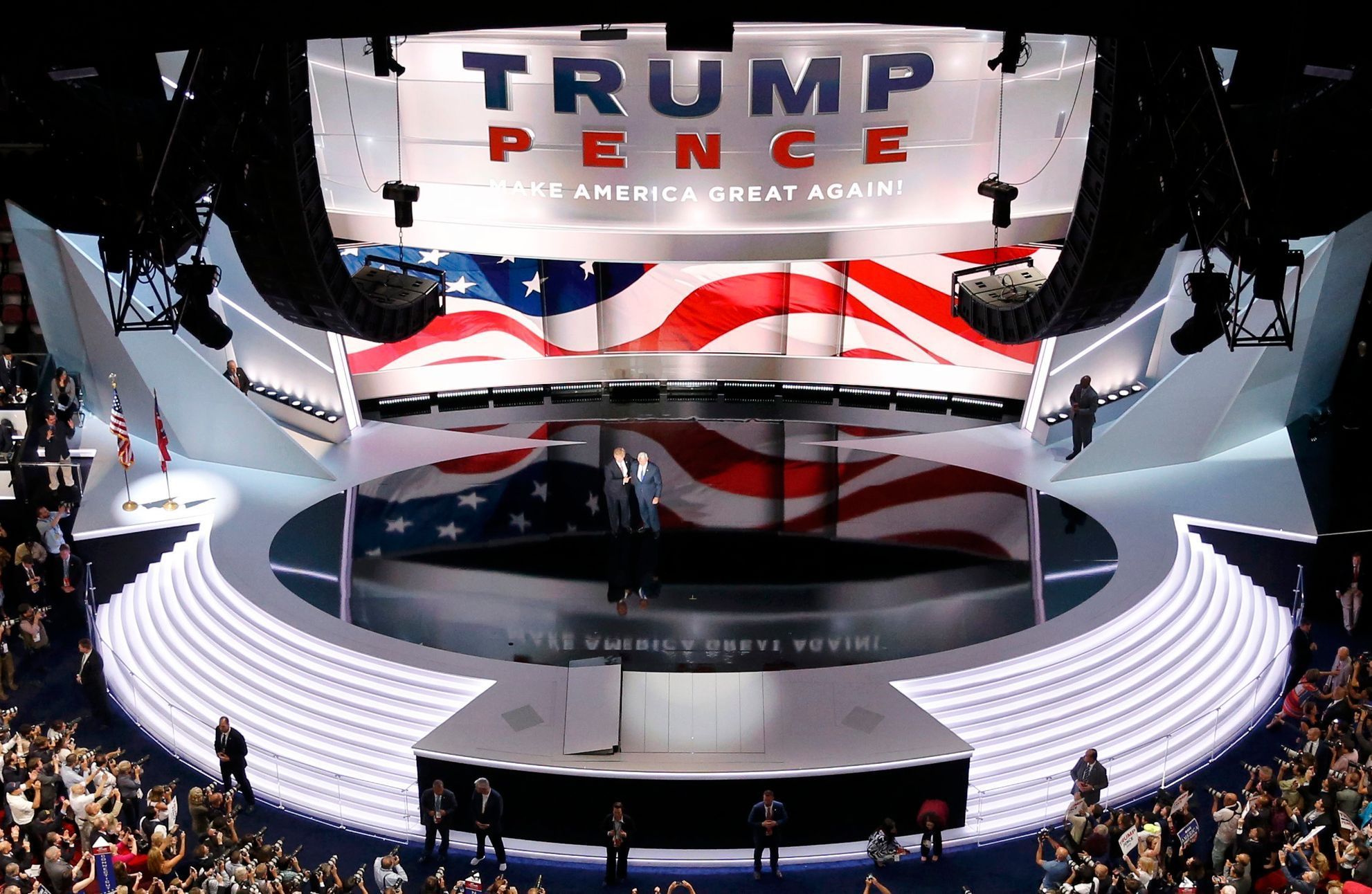 Mike Pence a Donald Trump na pódiu.