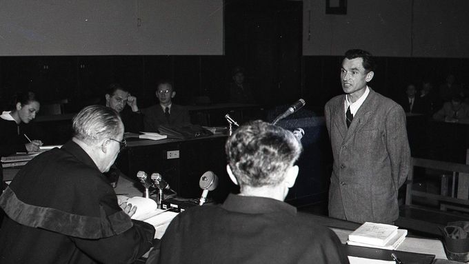 Partyzánský velitel Viliam Žingor před soudem 18. října 1950. Za velezradu a vyzvědačství byl justičně zavražděn 19. prosince 1950 ve svých 38 letech.