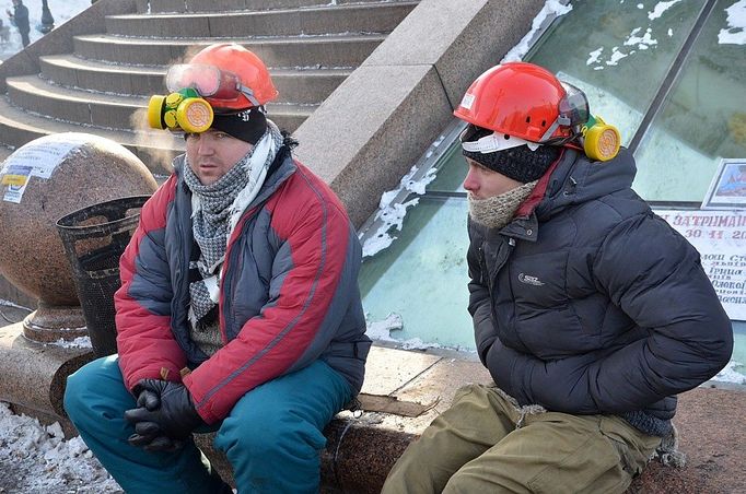 Maska, respirátor a helma patří dnes už ke standardnímu vybavení obránců Majdanu.