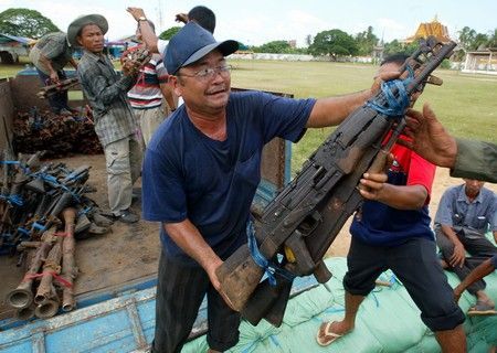 Kambodža - pálení zbraní 1
