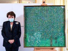 Francouzská ministryně kultury s Klimtovým obrazem.