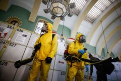 Nová vlna pandemie v Evropě: Některé země volají o pomoc, jinde už žijí normálně
